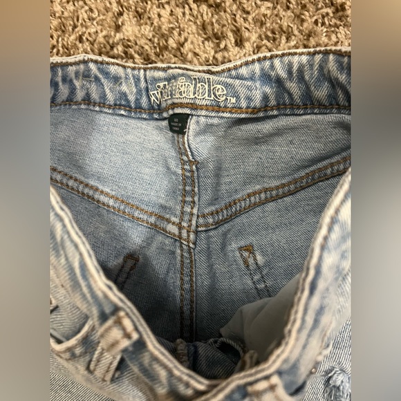 Ripped jeans shorts that stop at the knee - Picture 5 of 9